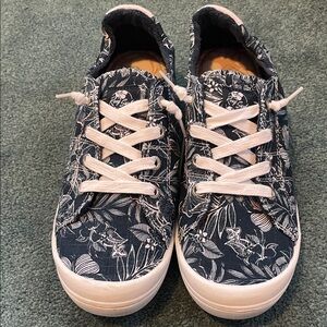 Roxy Navy and White floral